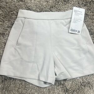 Lululemon soft streme relaxed short 4”